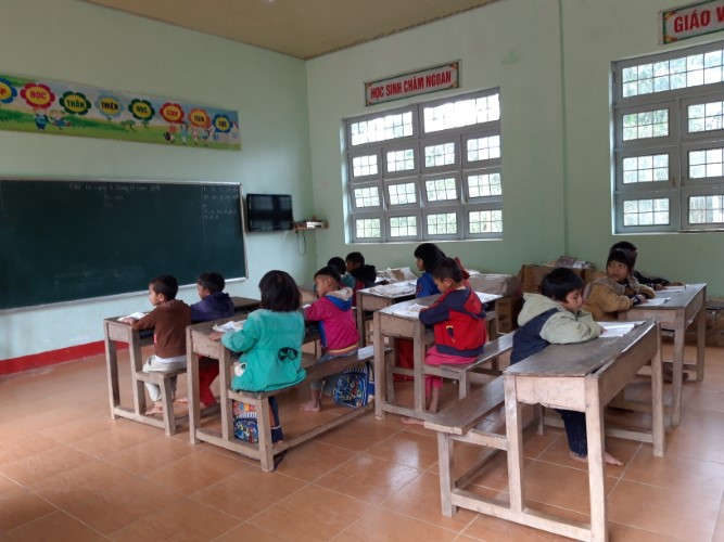 Do là lớp ghép nên 11 em học sinh phải ngồi xoay lưng lại với nhau để học. Do là lớp ghép nên 11 em học sinh phải ngồi xoay lưng lại với nhau để học.