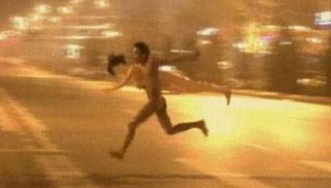 Người ở ông trần như nhộng ôm búp bê chạy loạn trên phố