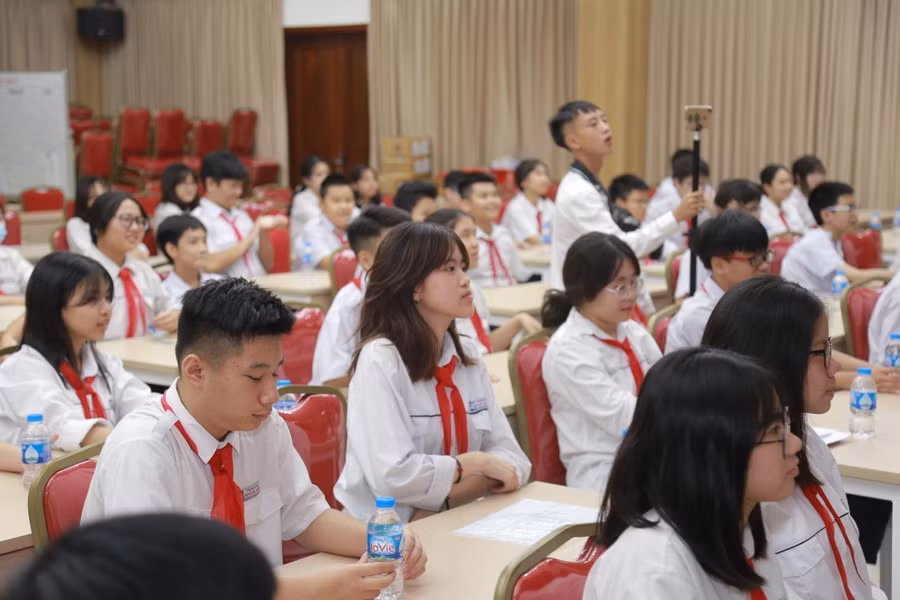 Các em học sinh chăm chú nghe các câu chuyện dạy kỹ năng sống.