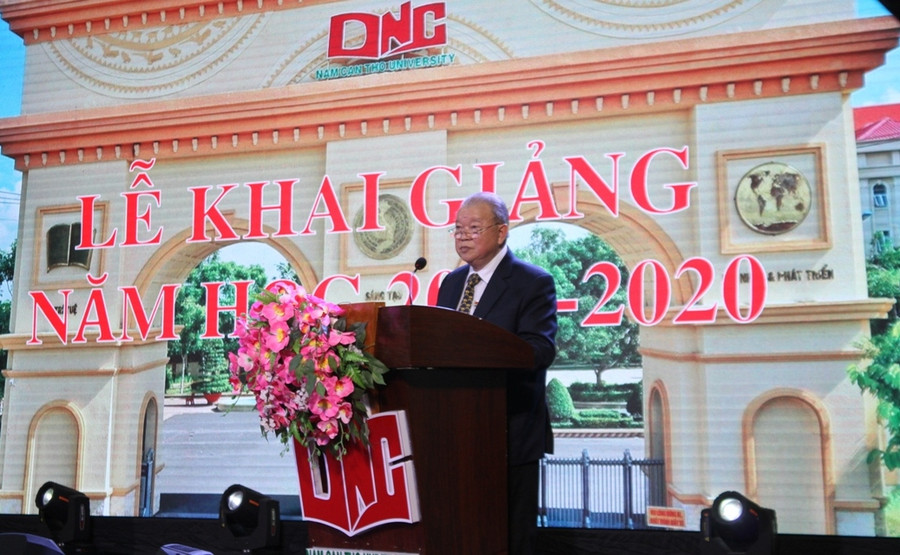 GS.TS Võ Tòng Xuân - Hiệu trưởng Trường ĐH Nam Cần Thơ phát biểu tại lễ khai giảng