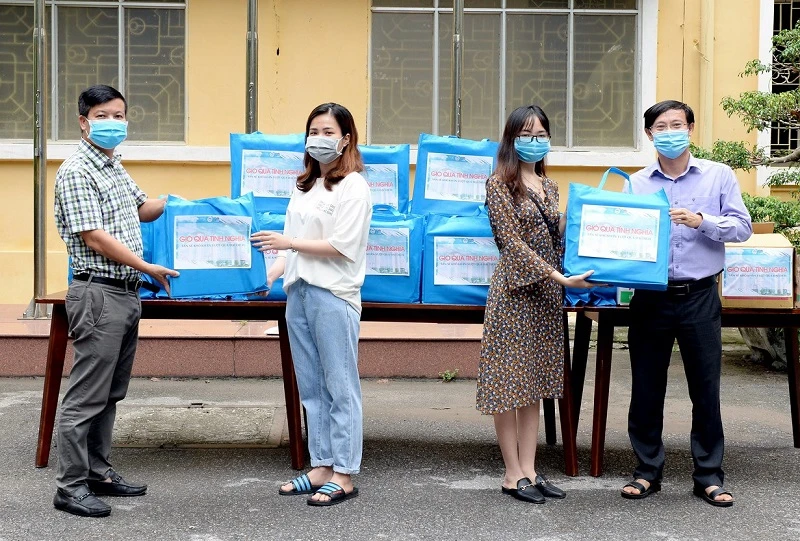 Đại học Kinh tế Quốc dân trao quà hỗ trợ sinh viên khó khăn.