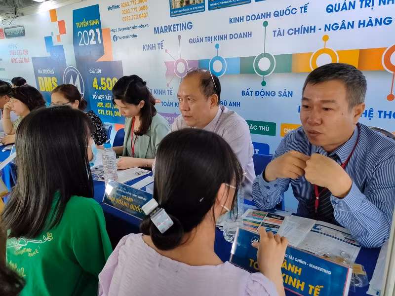 Thí sinh tham gia buổi tư vấn tuyển sinh cùng các chuyên gia tuyển sinh đến từ các trường ĐH, CĐ.