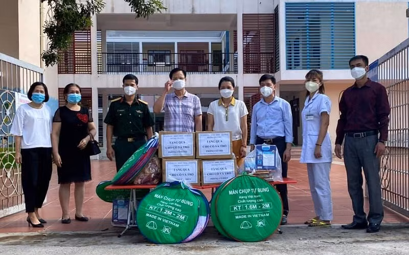 Chính quyền và đoàn thể phường Võ Cường tặng quà cho học sinh lớp 3A3 tại khu cách ly tập trung.