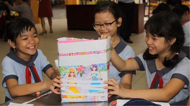 Học sinh huyện miền núi Nam Đông (Thừa Thiên – Huế) nhận sách giáo khoa mới.