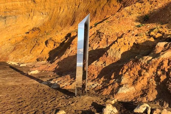 Khối kim loại bí ẩn xuất hiện ở Anh.