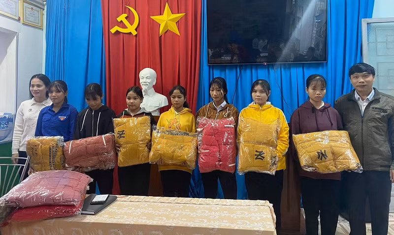 Thầy Tấn (ngoài cùng bên phải) trao quà từ thiện cho các em học sinh.