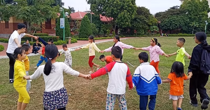 Thành viên CLB tổ chức trò chơi cho các bé khi học môn Tiếng Anh tại Làng trẻ em SOS.