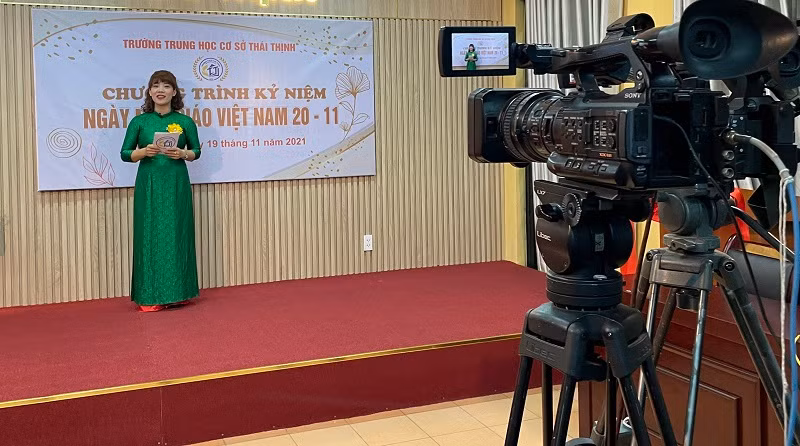 Đổi mới hình thức chào mừng ngày 20/11 bằng việc thầy cô tự quay video tiết mục của mình rồi phát trực tuyến cho học sinh, phụ huynh bình chọn đã đem lại hiệu ứng tích cực.