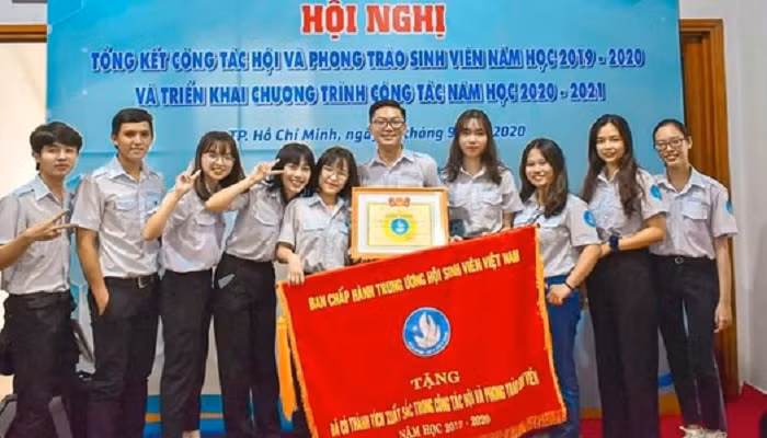 Ngô Trọng Nguyễn (người cầm bằng khen) cùng các đoàn viên của Hội Sinh viên TP Hồ Chí Minh. Ảnh: NVCC