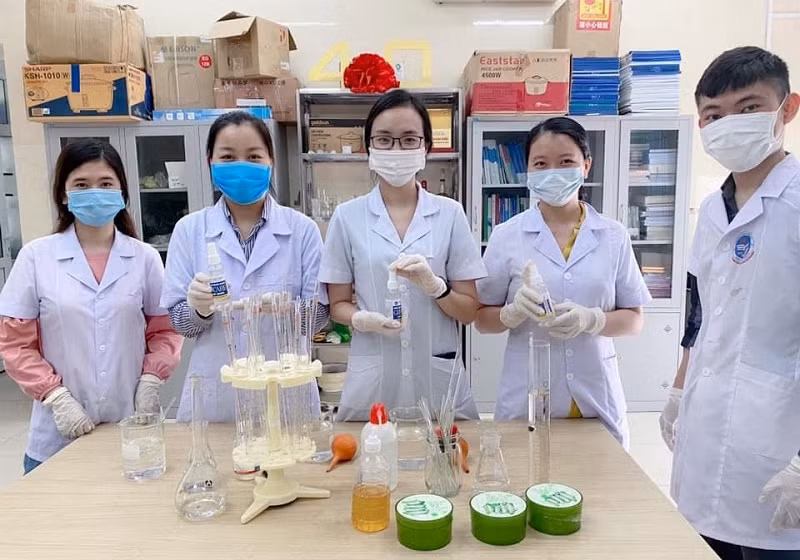 Sinh viên Trường ĐH Vinh tham gia sản xuất dung dịch rửa tay sát khuẩn với quy trình khép kín, đạt chuẩn.