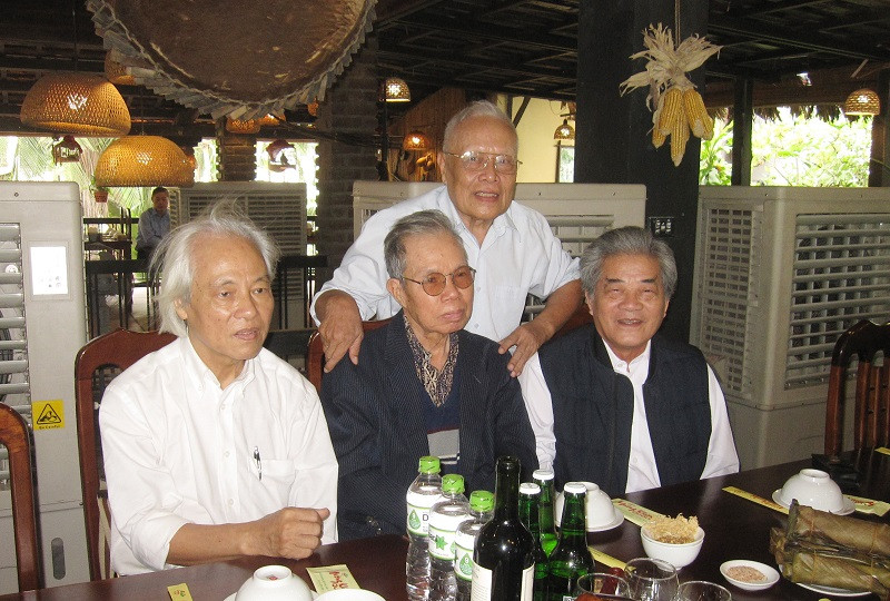 Phong Lê với các nhà văn: Ma Văn Kháng, Bắc Sơn, Nguyễn Uyển tại lễ mừng thọ tuổi 80 của ông. Phong Lê với các nhà văn: Ma Văn Kháng, Bắc Sơn, Nguyễn Uyển tại lễ mừng thọ tuổi 80 của ông.