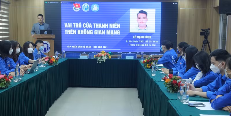ThS Lê Mạnh Hùng trong một buổi tập huấn cho sinh viên về sử dụng không gian mạng. Ảnh: NVCC