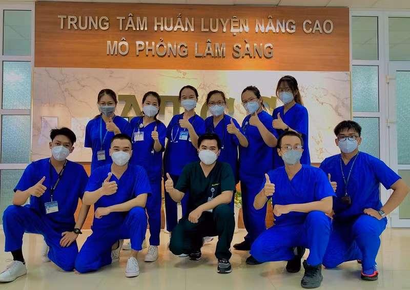 Lê Huỳnh Tâm - sinh viên năm cuối Trường ĐH Y Dược TP Hồ Chí Minh (ngoài cùng bên trái) tham gia các hoạt động tình nguyện. Ảnh: NVCC
