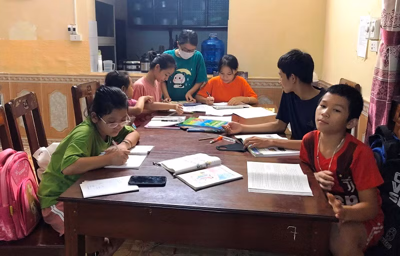 Một buổi dạy phụ đạo môn Toán cho các em Làng trẻ SOS năm học 2020 – 2021 của CLB.