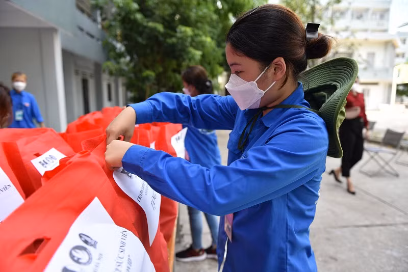 Sinh viên Hà Nội tham gia phòng chống dịch Covid - 19. Ảnh: Thế Đại