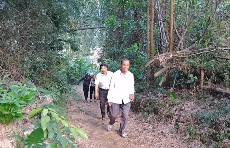 Thầy Tấn (thứ 2, từ phải sang) cùng các giáo viên đến nhà học sinh.