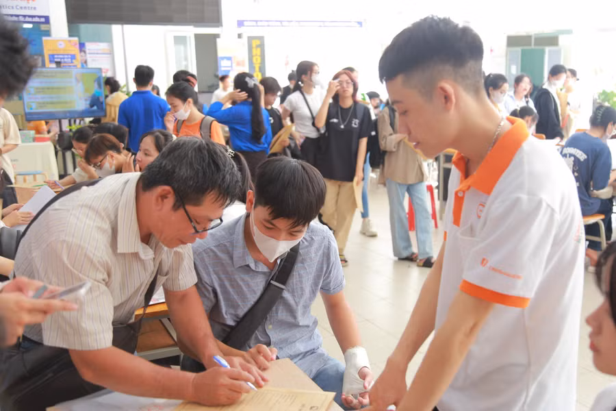 Lực lượng sinh viên tình nguyện Trường ĐH Kinh tế, ĐH Đà Nẵng tham gia hỗ trợ, hướng dẫn phụ huynh và tân sinh viên hoàn tất hồ sơ nhập học.
