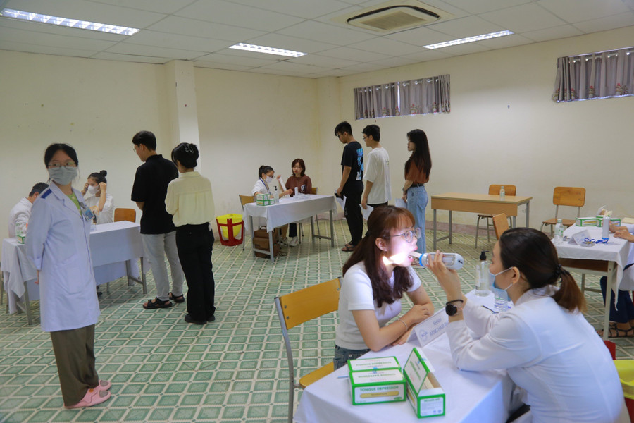 Sinh viên năm thứ nhất được khám sức khỏe đầu khóa ngay khi hoàn chỉnh các thủ tục nhập học.