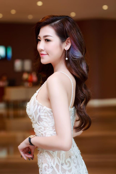 Á hậu Tú Anh gặp sự cố trên sóng truyền hình - Ảnh 1 A hau Tu Anh gap su co tren song truyen hinh - Anh 1