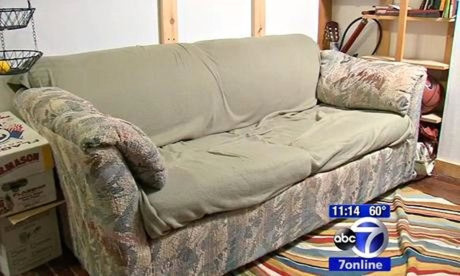 Ít tiền nên mua thanh lý chiếc sofa cũ xấu xí bốc mùi, 3 bạn trẻ bàng hoàng phát hiện bí mât giấu trong chiếc ghế - Ảnh 2 It tien nen mua thanh ly chiec sofa cu xau xi boc mui, 3 ban tre bang hoang phat hien bi mat giau trong chiec ghe - Anh 2