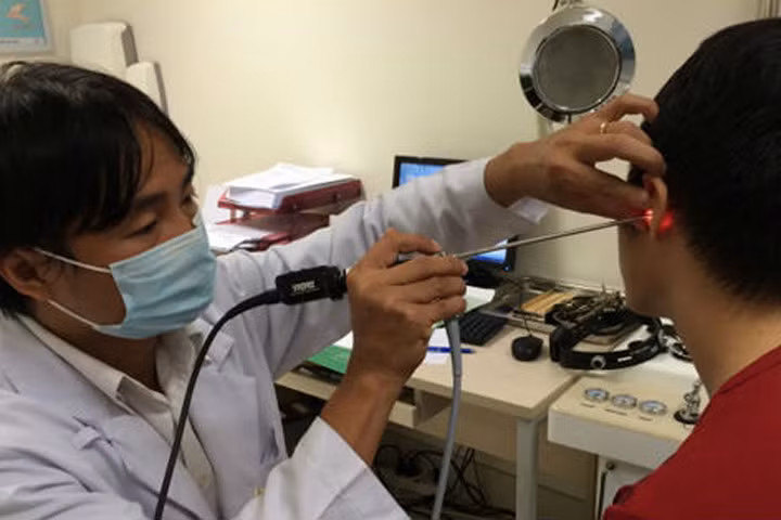 Mọc nấm, thủng màng nhĩ vì thói quen lấy ráy tai