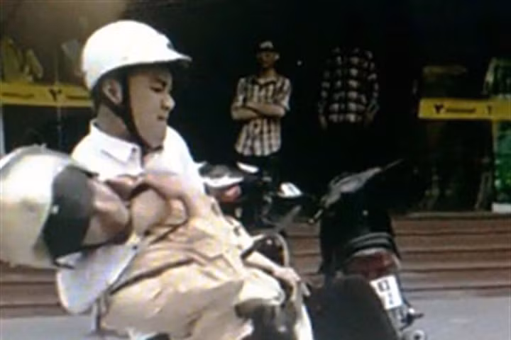 Thiếu phụ bóp cổ công an để người thân "cướp" xe máy bị tạm giữ