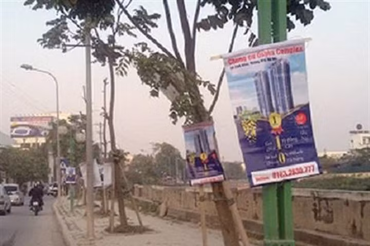 Treo quảng cáo trên cột điện, cây xanh bị phạt đến 10 triệu đồng