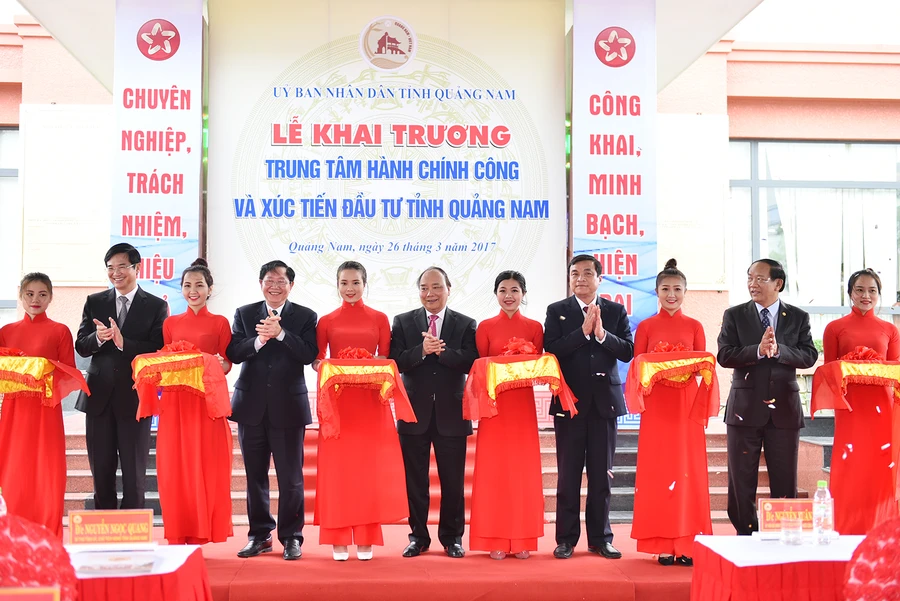 Thủ tướng và các đại biểu cắt băng khai trương Trung tâm Hành chính công và Xúc tiến đầu tư tỉnh Quảng Nam. Ảnh: VGP/Quang Hiếu