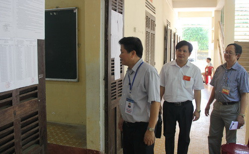 Ông Nguyễn Công Hinh cùng đoàn kiểm tra của Bộ GD&ĐT kiểm tra đột xuất một số Hội đồng coi thi tại tỉnh Ninh Bình