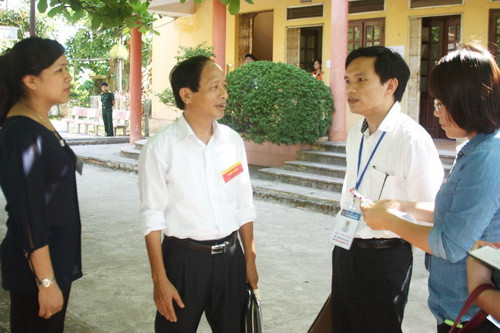 Ông Mai Văn Trinh trao đổi với lãnh đạo Sở GD&ĐT Hưng Yên trước buổi thi sáng nay (2/6)