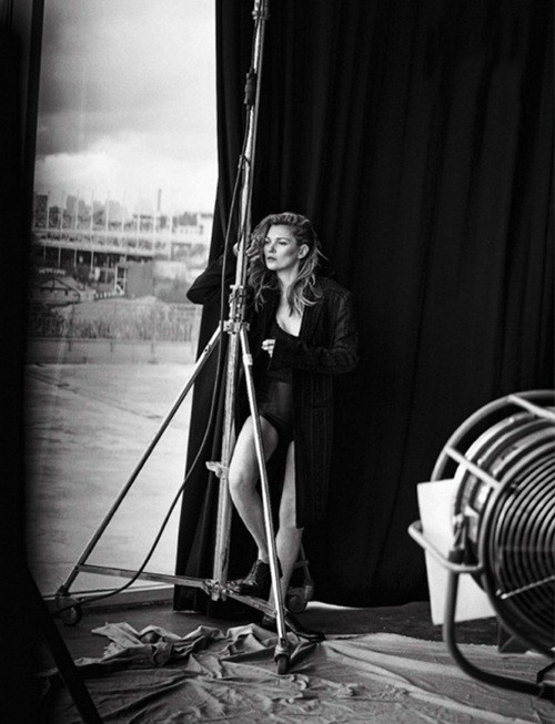 Kate Moss vẫn đẹp quyến rũ trên tạp chí dù không Photoshop - ảnh 4 Hình ảnh: Kate Moss vẫn đẹp quyến rũ trên tạp chí dù không Photoshop số 4