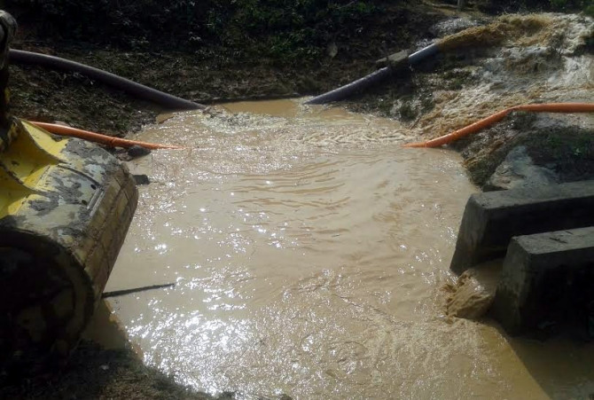 Vỡ ống nước sông Đà lần thứ 10: Khắc phục trong tối nay 15/1 - Ảnh 1