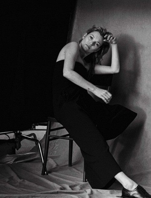 Kate Moss vẫn đẹp quyến rũ trên tạp chí dù không Photoshop - ảnh 3 Hình ảnh: Kate Moss vẫn đẹp quyến rũ trên tạp chí dù không Photoshop số 3