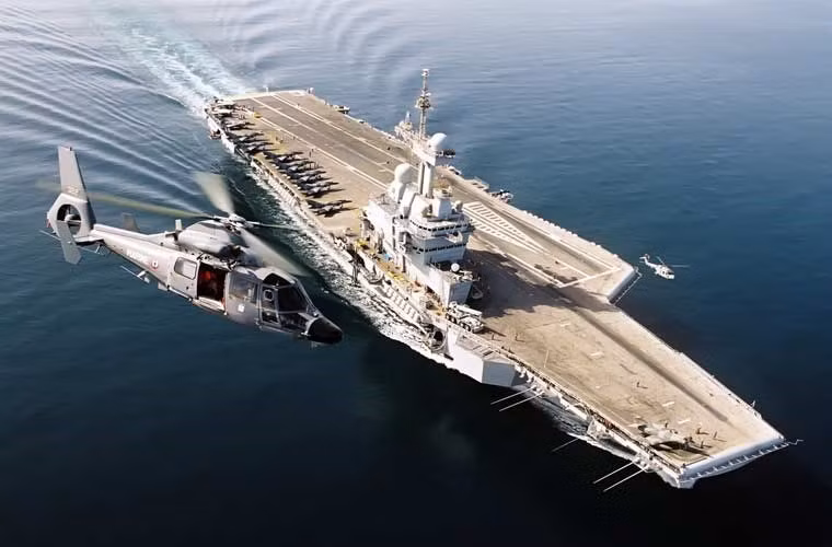 Tau san bay doc nhat cua Phap “khung” co nao?-Hinh-2
