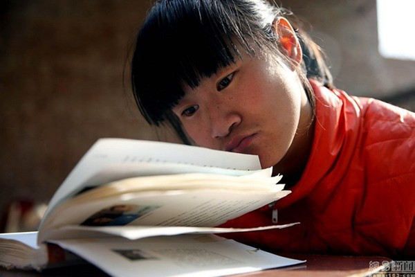 Dù không được đến trường nhưng Gou vẫn tự học ở nhà.