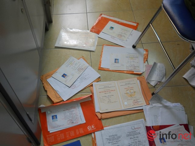 Số bằng chưa kịp giao cho khách bị công an thu giữ