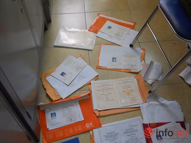 Số bằng chưa kịp giao cho khách bị công an thu giữ Số bằng chưa kịp giao cho khách bị công an thu giữ