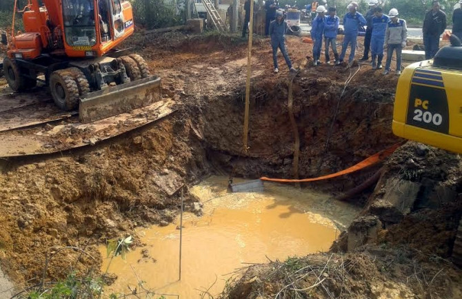 Vỡ ống nước sông Đà lần thứ 10: Khắc phục trong tối nay 15/1 - Ảnh 2