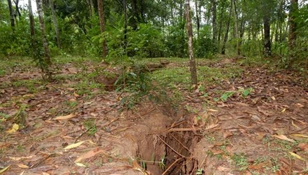 Dân hoang mang vì núi bỗng nhiên nứt toác cả trăm mét