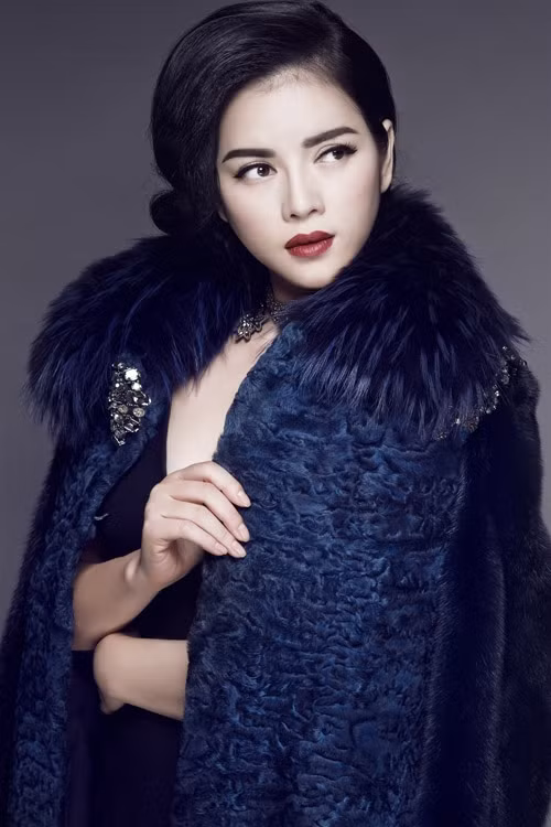 Lý Nhã Kỳ kiêu sa, sang trọng với lối trang điểm cổ điển. Màu son đậm làm nổi bật bờ môi đầy đặn của cô. my-nhan-viet-quyen-ru-voi-son-ma-ca-rong-2