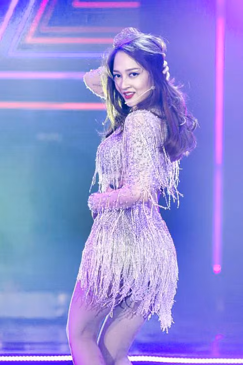 Bảo Anh chọn sắc son tím sáng, trẻ trung và cá tính. my-nhan-viet-quyen-ru-voi-son-ma-ca-rong-4