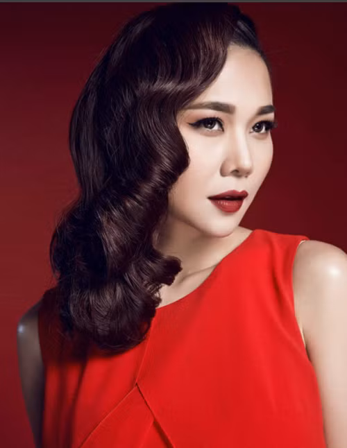 Khuôn mặt với nhiều nét Tây, cá tính của Thanh Hằng rất hợp với những tone màu son đậm. Chân dài kết hợp khéo léo kiểu vẽ mắt đuôi cánh với hàng mi cong vút, giúp dung nhan thêm phần sắc nét. my-nhan-viet-quyen-ru-voi-son-ma-ca-rong