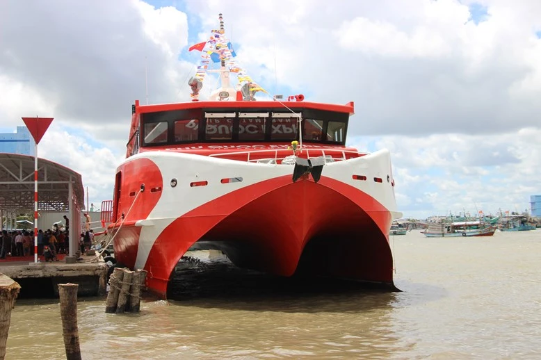 Tàu cao tốc chạy tuyến Cà Mau - Nam Du - Phú Quốc.