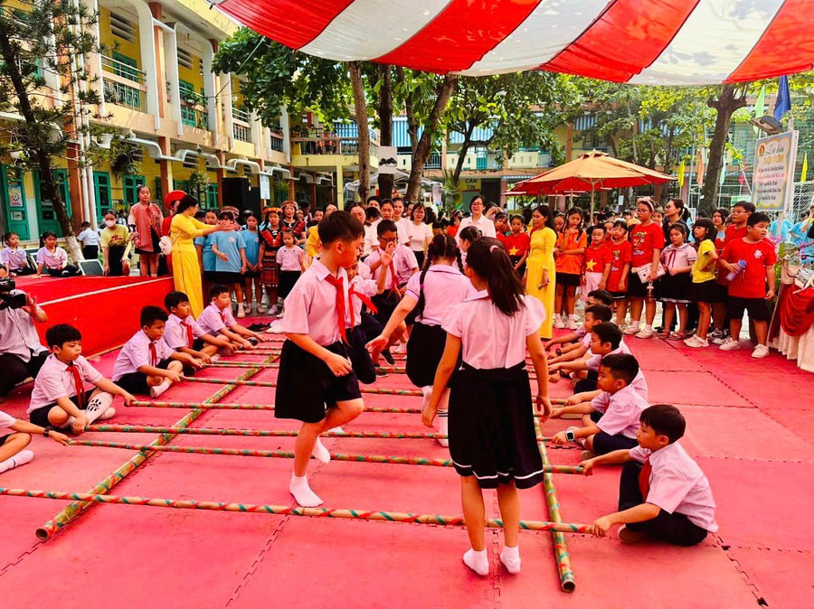 Khu vực các trò chơi dân gian thu hút nhiều học sinh Trường Tiểu học Bế Văn Đàn tham gia. Khu vực các trò chơi dân gian thu hút nhiều học sinh Trường Tiểu học Bế Văn Đàn tham gia.