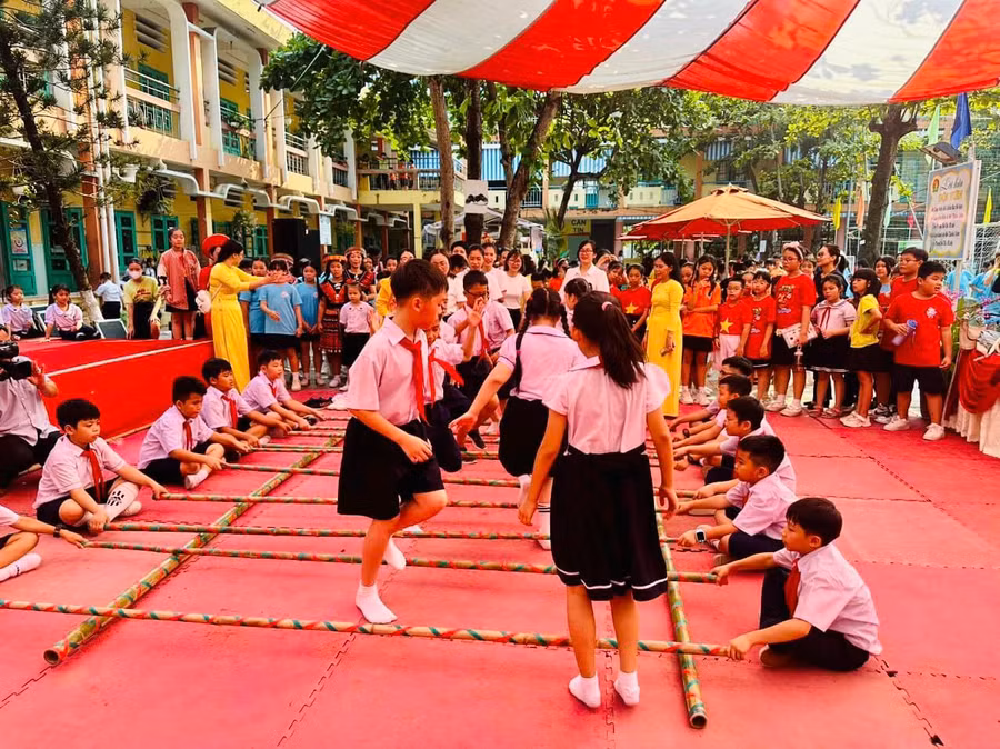 Khu vực các trò chơi dân gian thu hút nhiều học sinh Trường Tiểu học Bế Văn Đàn tham gia.