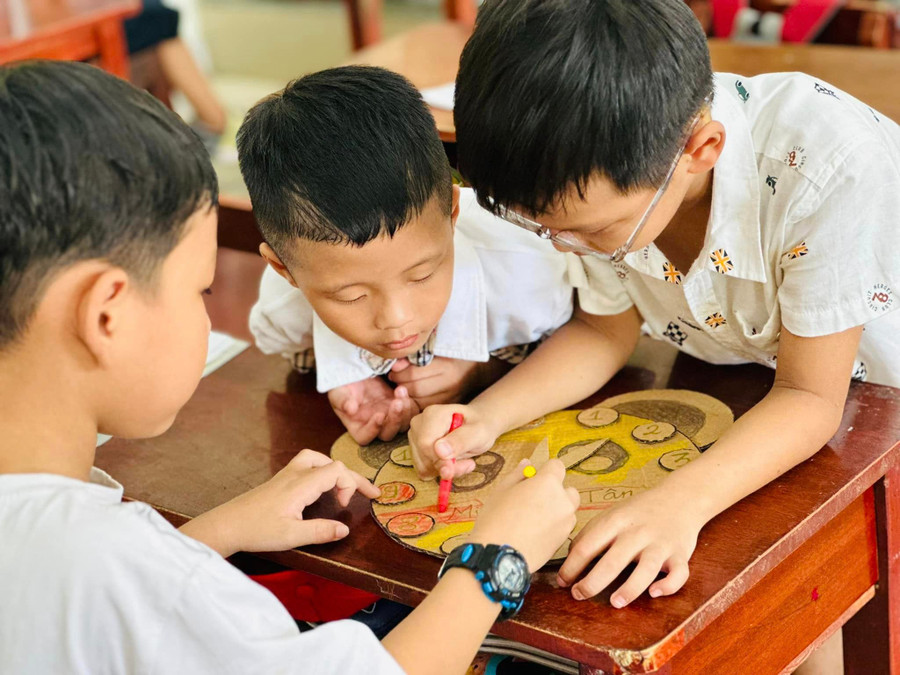 Học sinh lớp 1/2 Trường Tiểu học Hùng Vương cùng làm việc nhóm, thiết kế mô hình đồng hồ trong phần thi các sản phẩm STEAM. Học sinh lớp 1/2 Trường Tiểu học Hùng Vương cùng làm việc nhóm, thiết kế mô hình đồng hồ trong phần thi các sản phẩm STEAM.