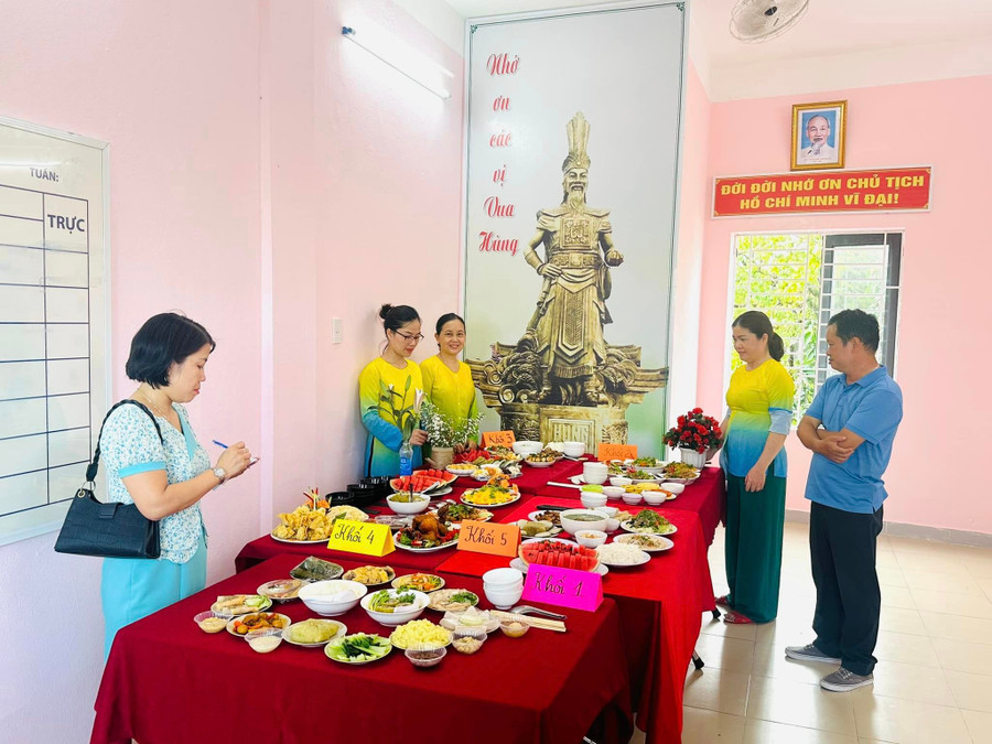 Phụ huynh các khối lớp của Trường Tiểu học Hùng Vương tham gia ở phần thi Mâm cơm ngày giỗ Tổ. Phụ huynh các khối lớp của Trường Tiểu học Hùng Vương tham gia ở phần thi Mâm cơm ngày giỗ Tổ.