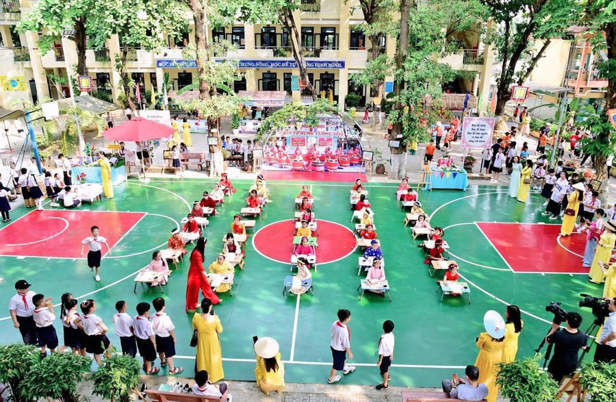 Học sinh Trường Tiểu học Bế Văn Đàn với phần thi văn hay chữ tốt, viết thư pháp... Học sinh Trường Tiểu học Bế Văn Đàn với phần thi văn hay chữ tốt, viết thư pháp...