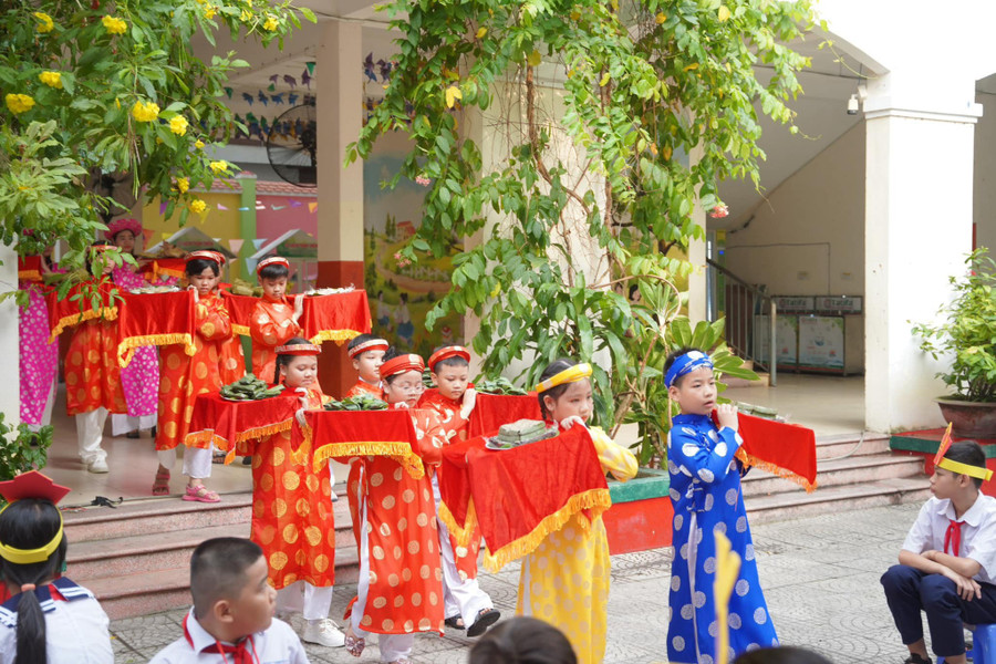 Học sinh Trường Tiểu học Hùng Vương dâng lễ vật dâng hương tưởng nhớ các vị vua Hùng. Học sinh Trường Tiểu học Hùng Vương dâng lễ vật dâng hương tưởng nhớ các vị vua Hùng.