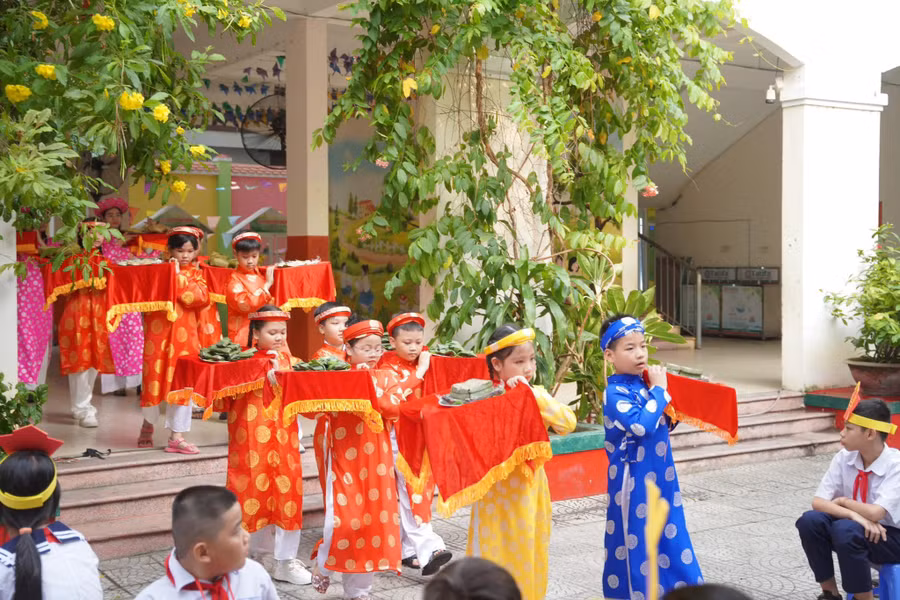 Học sinh Trường Tiểu học Hùng Vương dâng lễ vật dâng hương tưởng nhớ các vị vua Hùng.